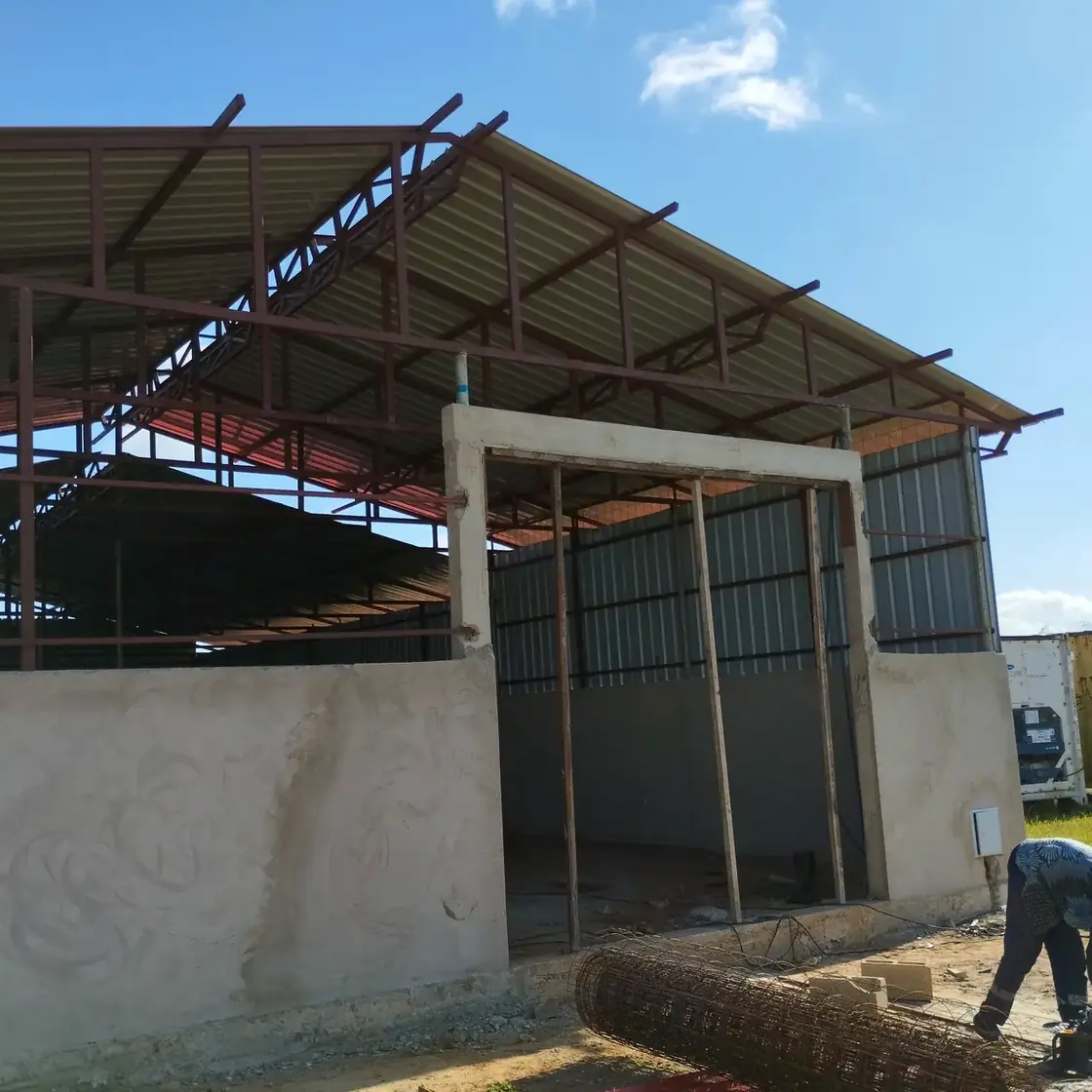 Galpão em execução com estrutura metálica e cobertura em chapa