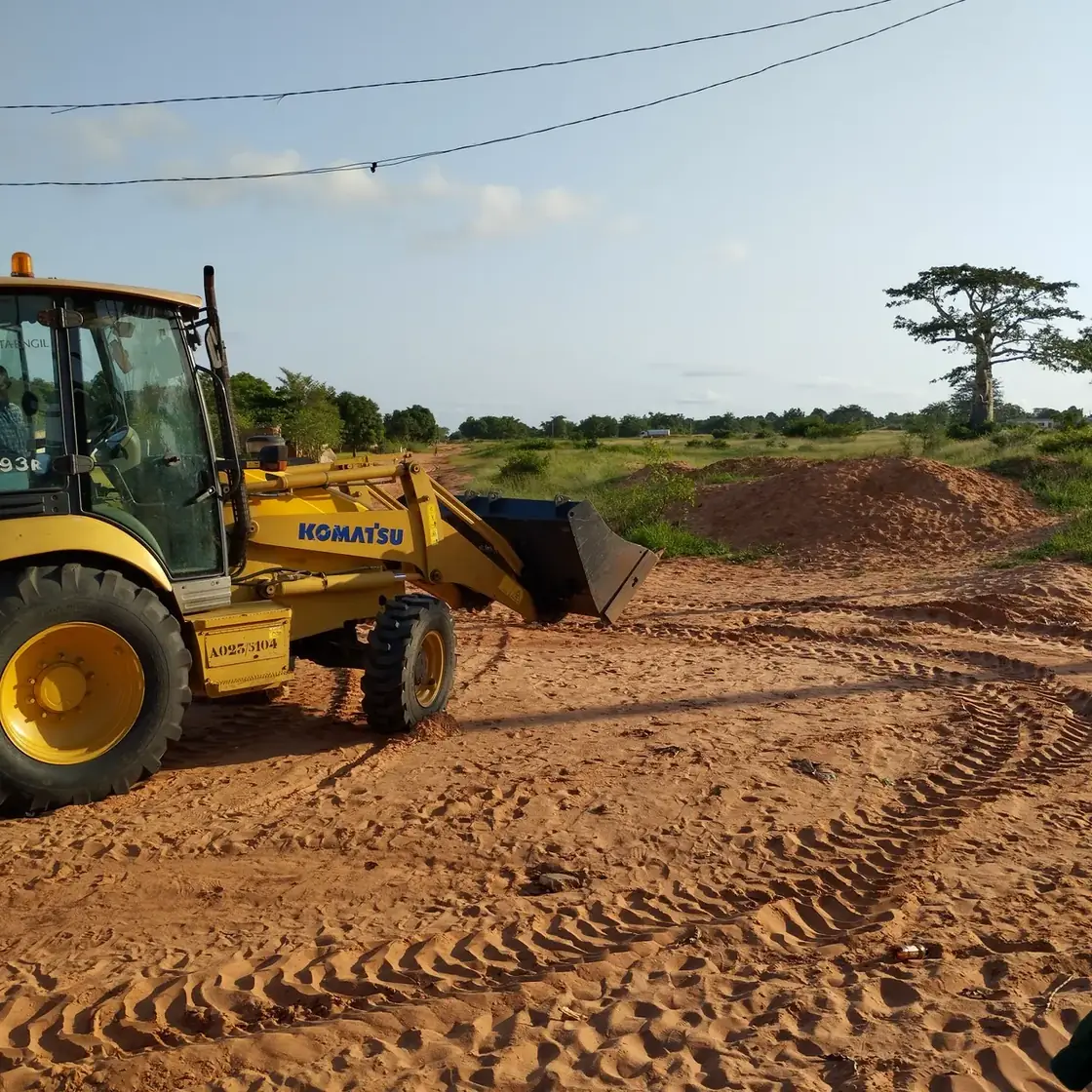 Retroescavadora em preparação e regularização de terreno